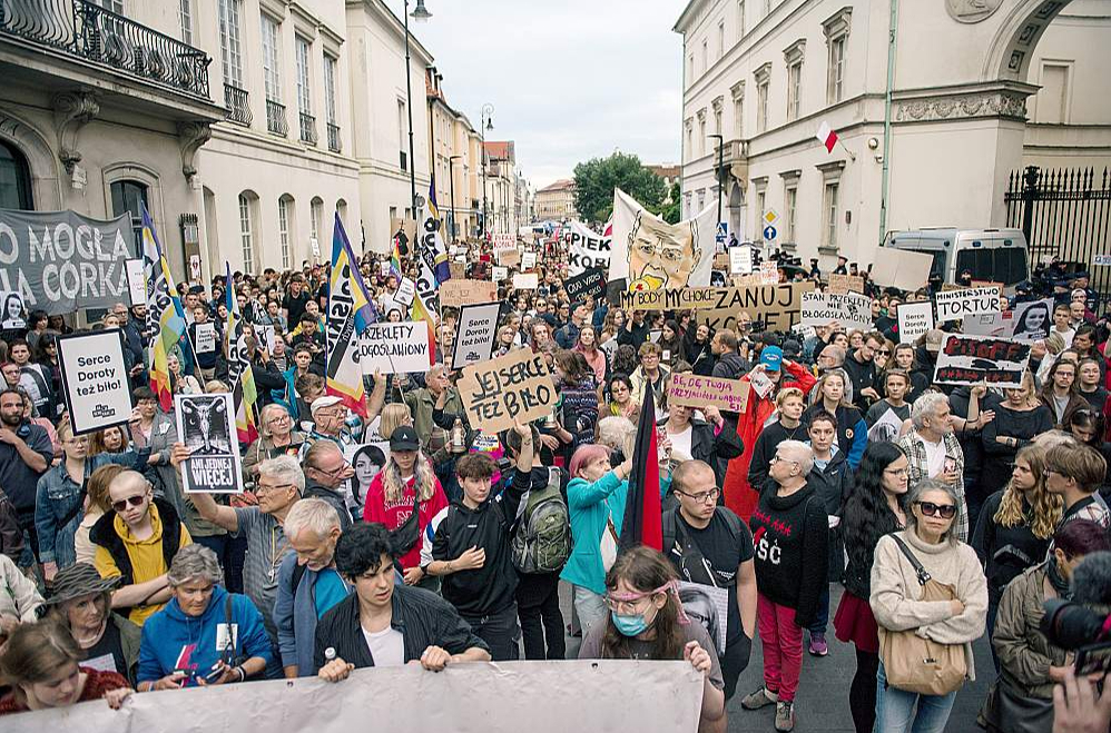 Protesta akcija pret spēkā esošo abortu likumu Varšavā pagājušā gada 14. jūnijā. Sabiedrības sašutumu izraisīja kādas grūtnieces nāve slimnīcā. Ārsti bija atteikušies viņai veikt abortu.
