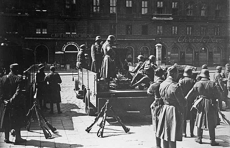 Austrijas armijas karavīri Vīnē 1934. gada 12. februārī.