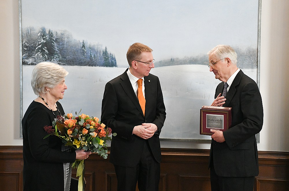 Valsts prezidents Edgars Rinkēvičs (centrā) Rīgas pilī vakar uzņēma Vili Vītolu un Martu Vītolu.