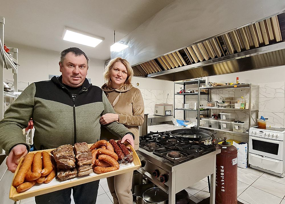 Kad Ieva Knupke un Mārtiņš Paeglis pieņēmuši lēmumu pārcelties uz laukiem, pirmais, ko izdomājis Mārtiņš, bijis – jāceļ kūpinātava. To viņš vēlējies redzēt sētā, pat pirms bijusi pabeigta dzīvojamā māja. Tagad "Paegļi" savus kūpinājumus piedāvā jau divos pašu iekārtotos veikalos, kā arī tirgū.