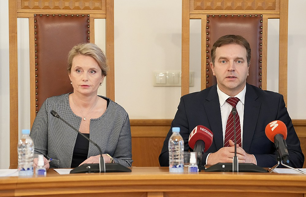 Satversmes tiesas priekšsēdētājs Aldis Laviņš un tiesnese Anita Rodiņa preses konferencē, kurā informē par pieņemto nolēmumu lietā par pastāvīgās uzturēšanās atļaujām Krievijas Federācijas pilsoņiem.