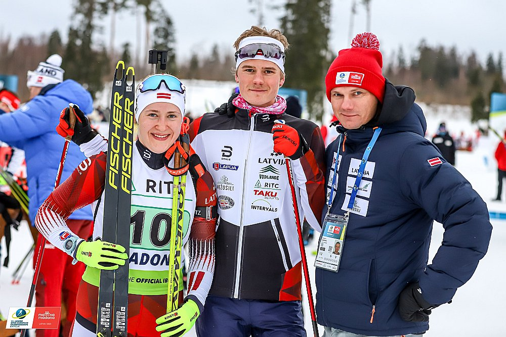 Kaspars Sakniņš (no labās) cer, ka uz mačiem Ziemeļamerikā varēs doties arī Renārs Birkentāls un Sanita Buliņa. No nepieciešamajiem 60 tūkstošiem pagaidām gan saziedota vien maza daļiņa.