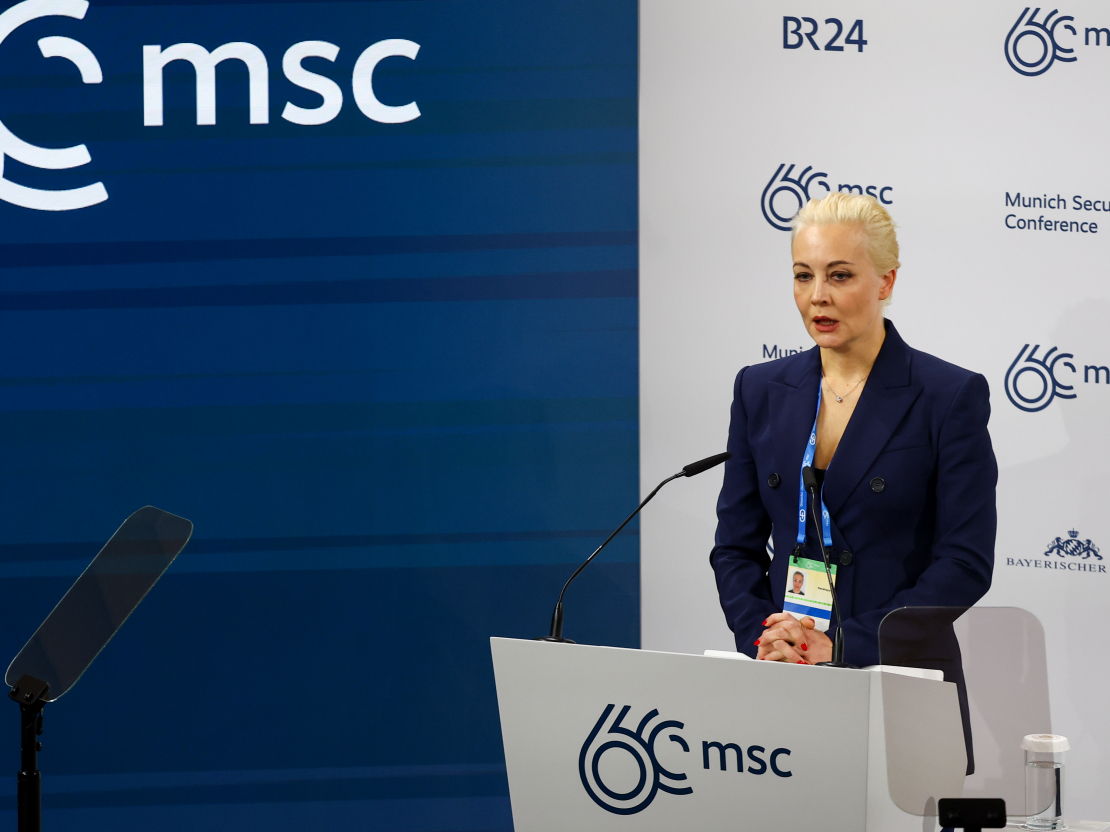 Jūlija Navaļnija uzstājas Minhenes drošības konferencē.