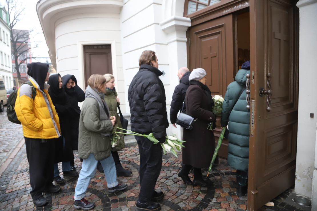 Mūziķi, draugi un tuvinieki atvadās no Jura Kulakova.