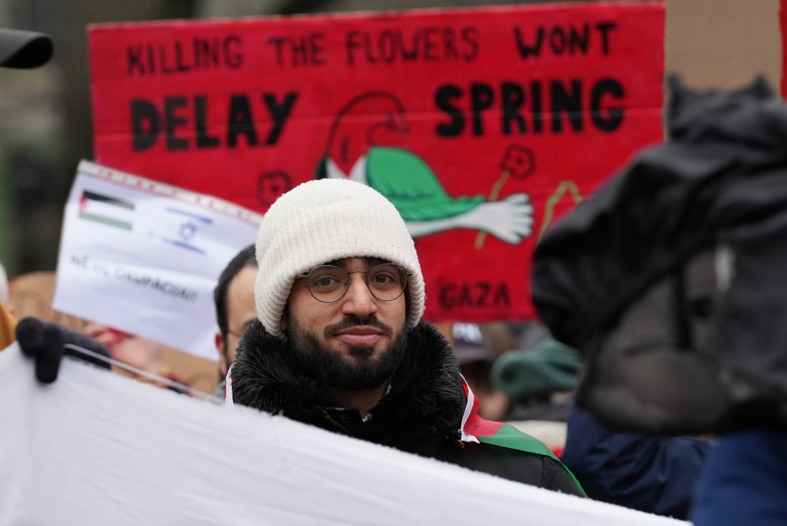 Rīgā aktīvistu grupa dodas gājienā, lai paustu atbalstu Palestīnai.