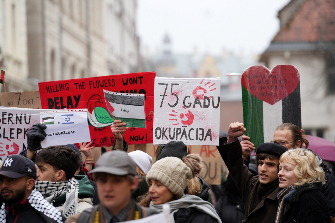 Rīgā aktīvistu grupa dodas gājienā, lai paustu atbalstu Palestīnai.