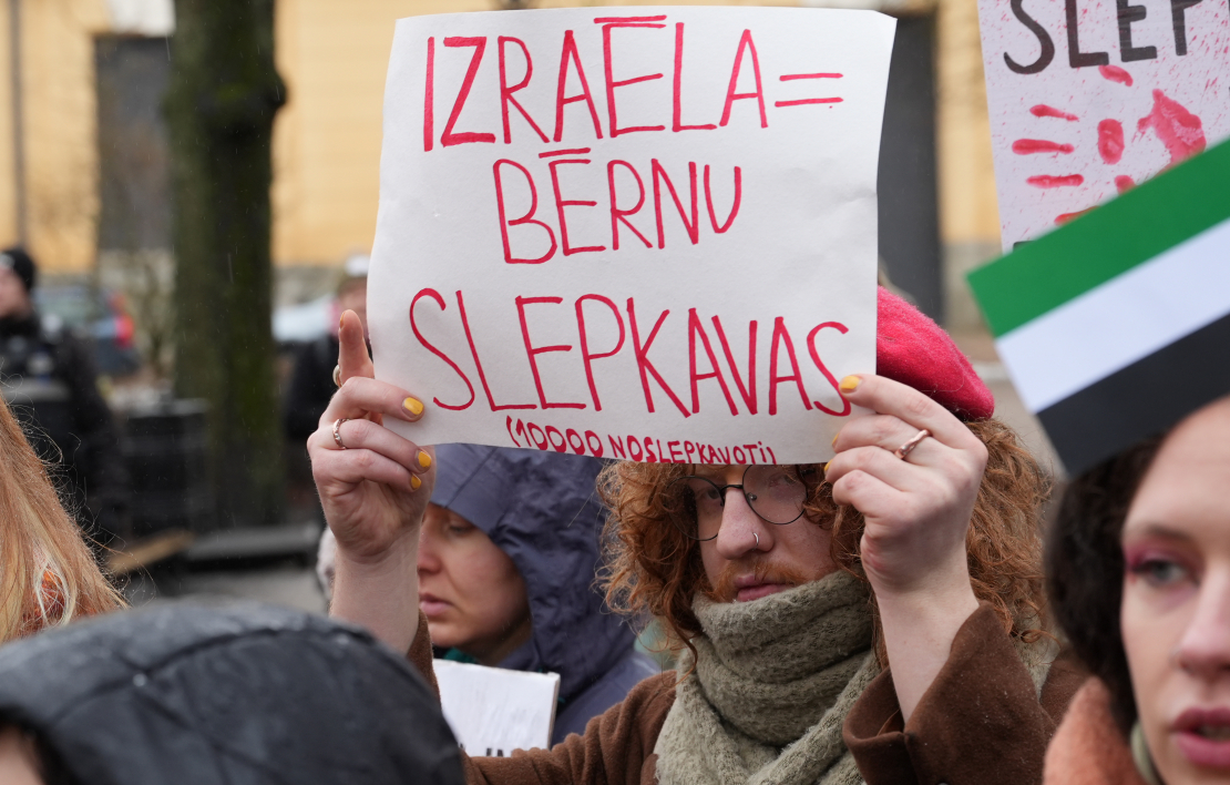 Rīgā aktīvistu grupa dodas gājienā, lai paustu atbalstu Palestīnai.