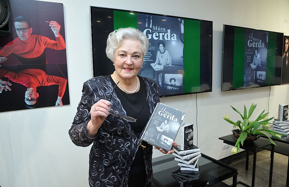 Pie dokumentālās grāmatas par Gerdu Sinkēviču viņas ilggadējā kolēģe Anta Rugāte strādāja desmit gadus, apkopojot un pētot dokumentus, intervējot laikabiedrus un tuviniekus, tad visu uzzināto skrupulozi satamborējot vienotā, faktoloģiski un emocionāli ietilpīgā stāstījumā.