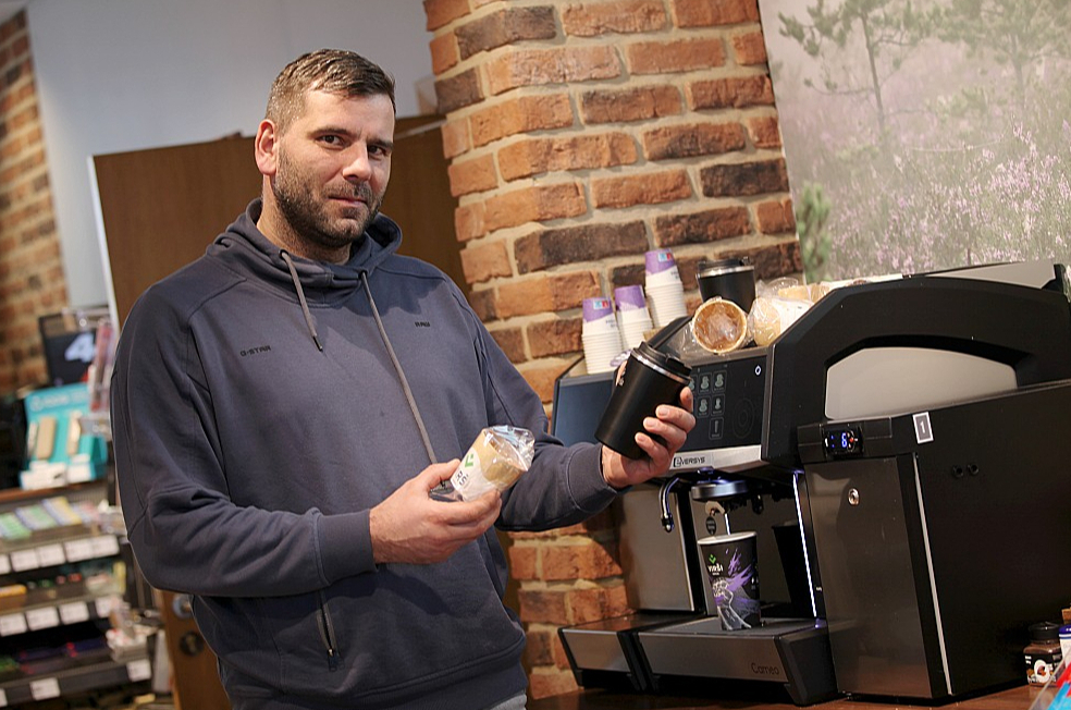 "Ēdamām krūzēm esmu pievērsis uzmanību, domāju nākamreiz tās pamēģināt, taču manā darba busiņā ērtākas un estētiskākas ir vienreizlietojamās," atzīst uzņēmuma "Virši" DUS apmeklētājs Jānis Daļeckis. Līdzņemamās krūzes viņš vērtē pozitīvi, tikai bieži vien aizmirstas tās paķert līdzi.