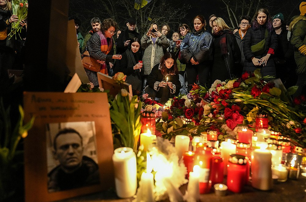 Cilvēki piektdien pulcējās pie Krievijas vēstniecības Berlīnē, lai pieminētu ieslodzījumā mirušo opozicionāru Alekseju Navaļniju. Līdzīgas piemiņas un protesta akcijas notika arī citviet pasaulē.