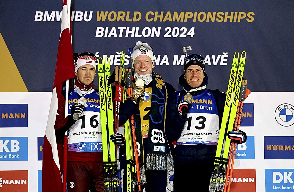 Andrejs Rastorgujevs (no kreisās) kopā ar biatlona superzvaigzni Juhanesu Bē, kā arī franzcūzi Kentēnu Fijonu-Majē uz pasaules čempionāta goda pjedestāla. Rastorgujeva otrā vieta ir Latvijas biatlona lielākais sasniegumus.