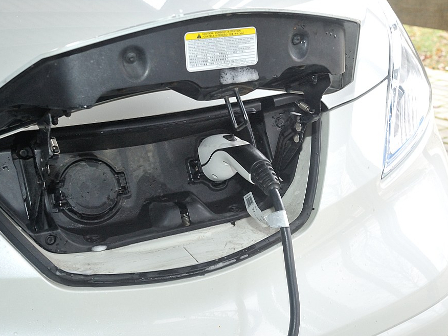 Elektroauto uzlāde.