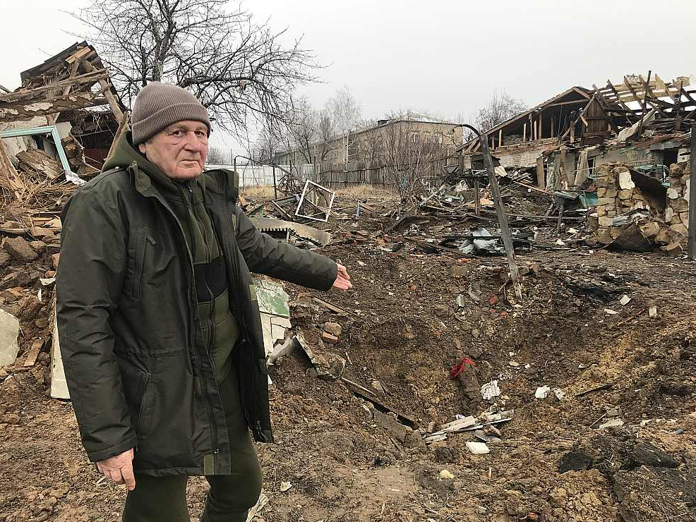 Aleksejevo Družkivkas ciema iedzīvotājs pie krievu raidītās raķetes nodarītā posta. Sagrautas un sapostītas 12 privātmājas.