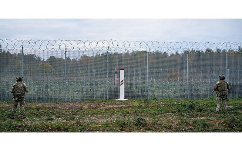 Latvijas–Krievijas robeža ir 283,6 kilometrus gara, žoga būvniecība turpinās. Savukārt Latvijas–Baltkrievijas robežas sauszemes posmos (112 kilometri) pagājušā gada nogalē tika pabeigta žoga izbūve, tagad notiek infrastruktūras izbūves darbi. Kopumā paredzēts izbūvēt Latvijas–Baltkrievijas valsts robežas joslu 173 kilometru garumā – žogu aptuveni 150 kilometru garumā plānots pabeigt līdz 2024. gada jūlijam, bet robežas joslas labiekārtošanu – līdz gada beigām.
