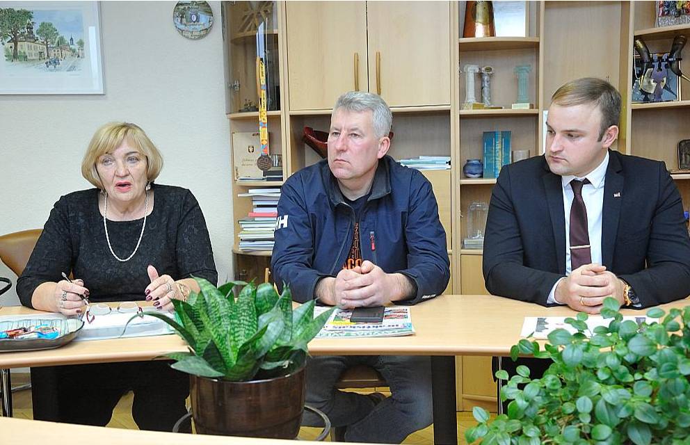 Bauskas novada zemnieku saimniecības "Eriņi" pārvaldniece Biruta Grantiņa, zemnieku saimniecības "Krišjāņi" īpašnieks Jānis Straģis (vidū) un lauksaimniecības uzņēmuma "Uzvara – Lauks" agronoms Rihards Berķis kopā ar kolēģiem pulcējušies novada pašvaldībā, lai rezumētu situāciju nozarē divas nedēļas pēc zemnieku protesta akcijām.