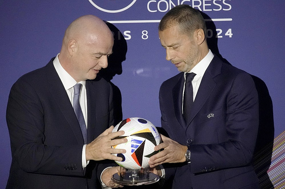 Futbola lielie bosi Džanni Infantīno (no kreisās) un Aleksandrs Čeferins nav aizlieguši darījumus ar krievu klubiem.
