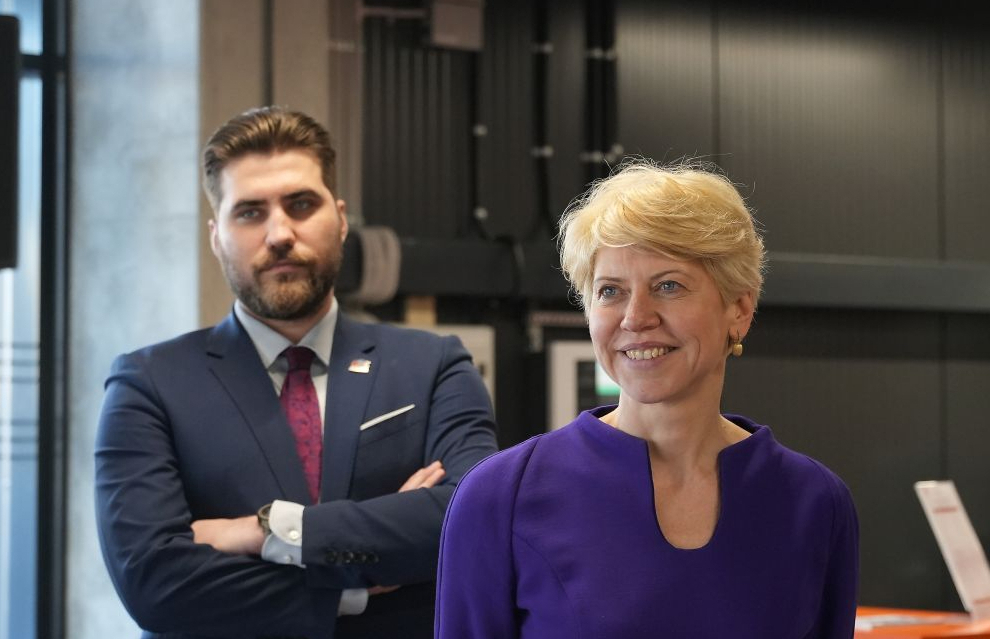 Saeimas deputāts Dāvis Mārtiņš Daugavietis un izglītības un zinātnes ministre Anda Čakša.