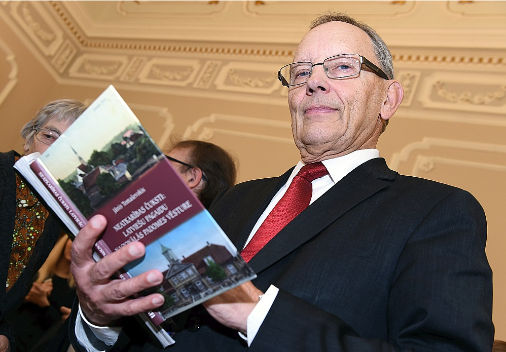 "Nacionālās apvienības kā nopietna politiskā spēka nozīme sabruka tajā brīdī, kad pēc 13. Saeimas vēlēšanām Roberts Zīle atteicās pacelt uz grīdas nomesto premjera amatu, kuru paņēma Krišjānis Kariņš," uzskata partiju pametušais Aleksandrs Kiršteins.