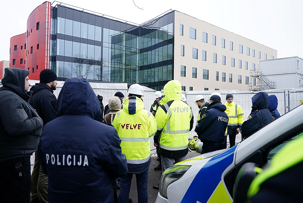 Paula Stradiņa klīniskās universitātes slimnīcas nepabeigtā jaunā A2 korpusa pārņemšana vakar notika Valsts policijas klātbūtnē. Slimnīcas un "Velves" pārstāvji bija piesaistījuši arī katra savu apsardzes kompāniju. Notika arī vārdu sadursmes starp abu pušu juristiem.