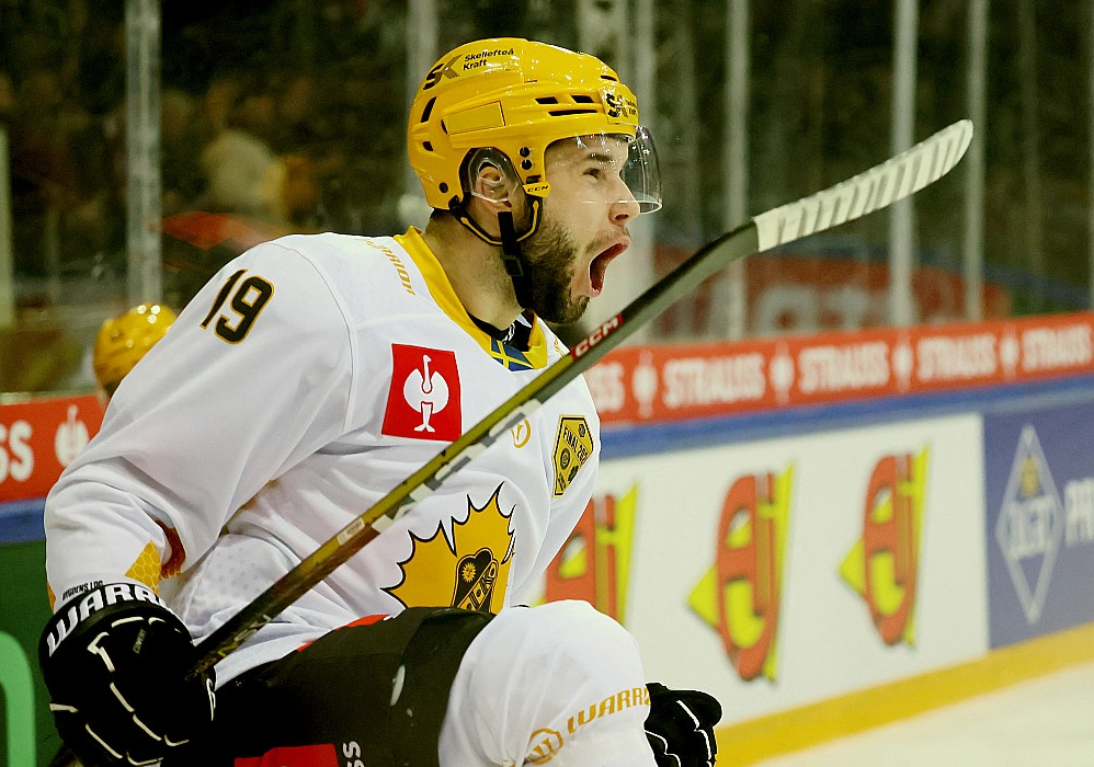 Mārtiņš Dzierkals hokeja Čempionu līgas finālā guva vārtus, taču Šellefteo "AIK" cīņā par trofeju zaudēja klubam no Šveices.