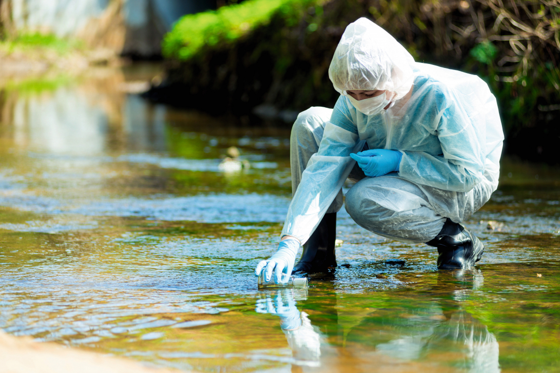 Izrādās, krietna daļa pašu pētnieku apģērba un aprīkojuma mikroplastmasas un mikrošķiedru sajaucas kopā ar to plastikātu masu, kas jau atrodas apkārtējā vidē, tādējādi nopietni traucējot veikt patiešām objektīvus mērījumus.