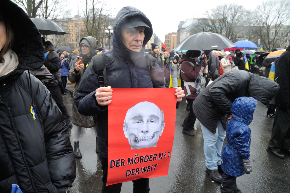 Ukrainas atbalsta mītiņš pie Brīvības pieminekļa. Putins = slepkava.