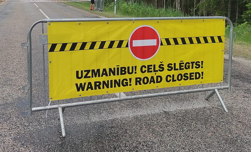 Reģionālo autobusu maršrutu pārvadātāji regulāri ziņo par sliktu ceļu stāvokli. Arī pašvaldības regulāri ceļ trauksmi – daudzus ceļus iesēdumu un bedru dēļ par braucamiem arī labā laikā var uzskatīt tikai nosacīti.