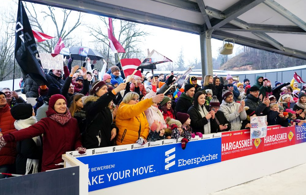 Līdzjutēji Siguldas bobsleja un kamaniņu trasē.