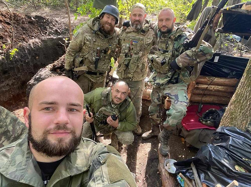 “Ukraiņi var uzvarēt, jo māk karot un nebaidās no krieviem!” uzskata majors Kirils Jermakovs (priekšplānā).