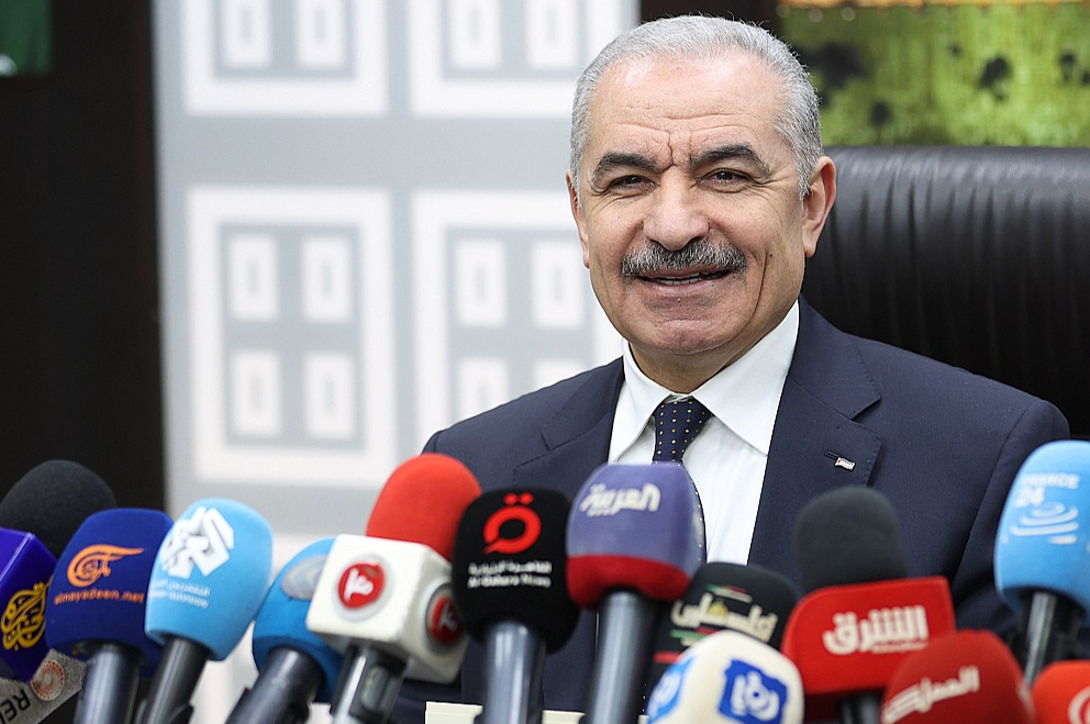 Palestīniešu pašpārvaldes premjerministrs Mohammads Štajehs pirmdien preses konferencē paziņoja par atkāpšanos no amata.