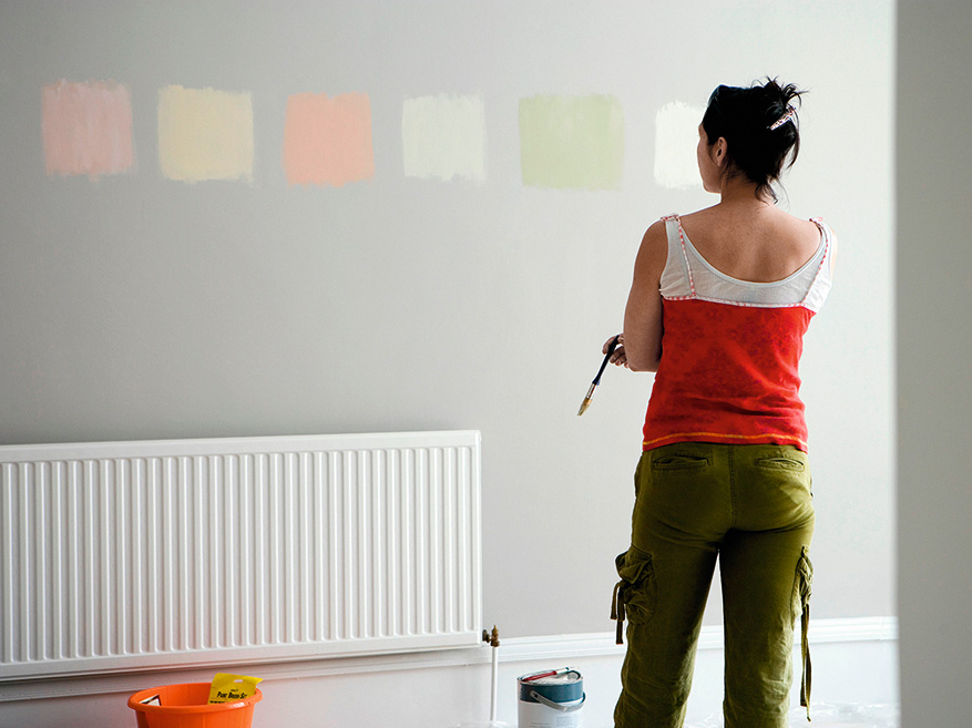 Uzkrāsojot izvēlēto krāsas toni uz vairākām sienām telpā, izvēlē palīdzēs apgaismojums.