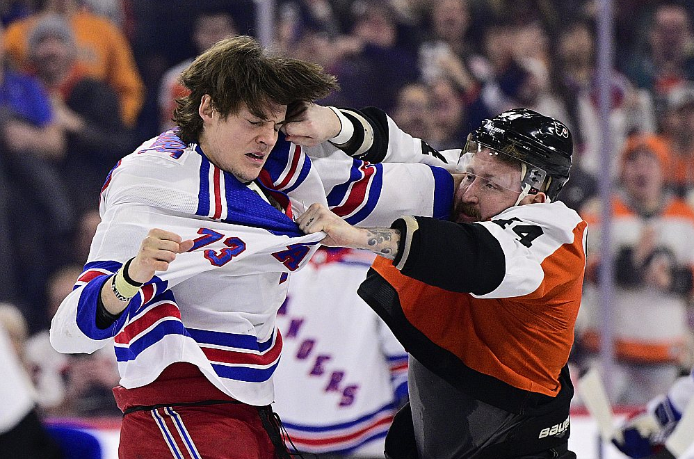 Mets Rempe (no kreisās) kaujas ar Nikolasu Delorjē. NHL līdzjutēji šo dūru cīņu uzskata par vienu no labākajiem, kas pēdējo desmit gadu laikā notikusi pasaules labākajā hokeja līgā.