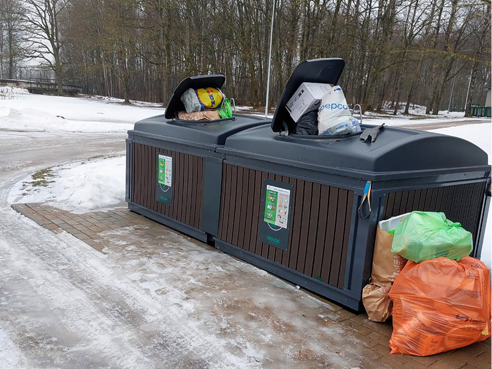 Tiek aģitēts šķirot atkritumus, bet bieži vien iepakojuma konteineri stāv pārpildīti un netiek izvesti.