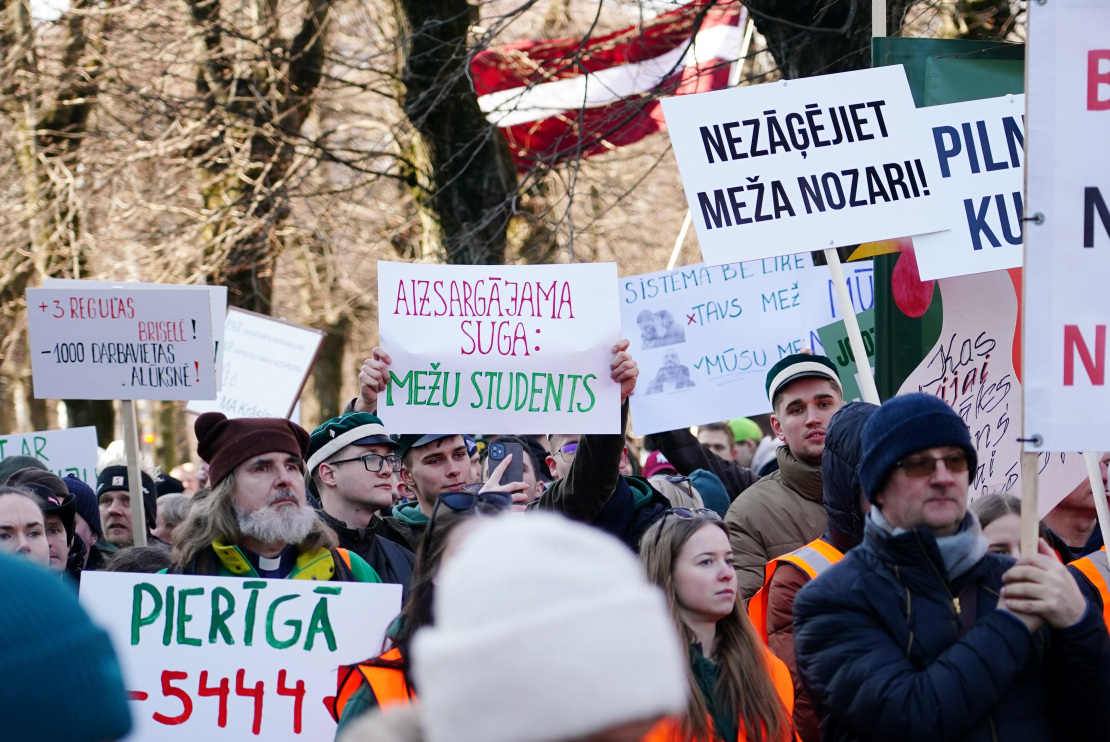 Pie Ministru kabineta notiek lauksaimnieku un meža nozares pārstāvju protesta akcija, piketējot par taisnīgu kompensāciju ieviešanu, ja meža zeme tiek nodota dabas aizsardzībai.