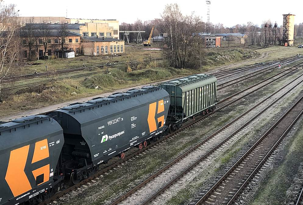 Vilcieni ar uzrakstu "Rusagrotrans", kas pārvadā Krievijas labību, līdz šim Latvijā bija redzami bieži. Vai tagad to kļūs mazāk, vēl grūti spriest, jo aizliegums attiecas uz Krievijas pārtikas preču importu, bet ne tranzītu.