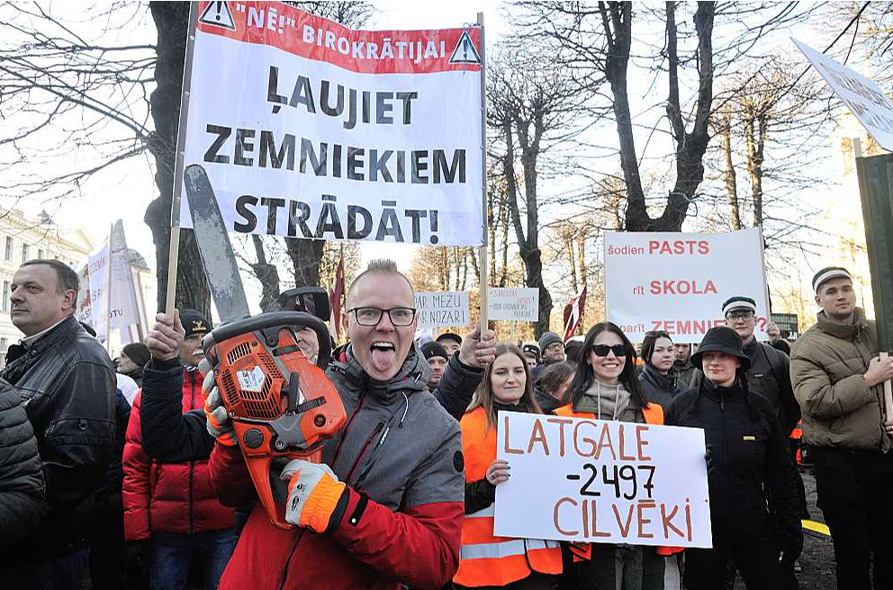 Mežu īpašnieki un lauksaimnieki pie Ministru kabineta protestēja pret ieceri paplašināt aizsargājamās dabas teritorijas, kas, viņu ieskatā, sagādās nozarēm būtiskus zaudējumus.