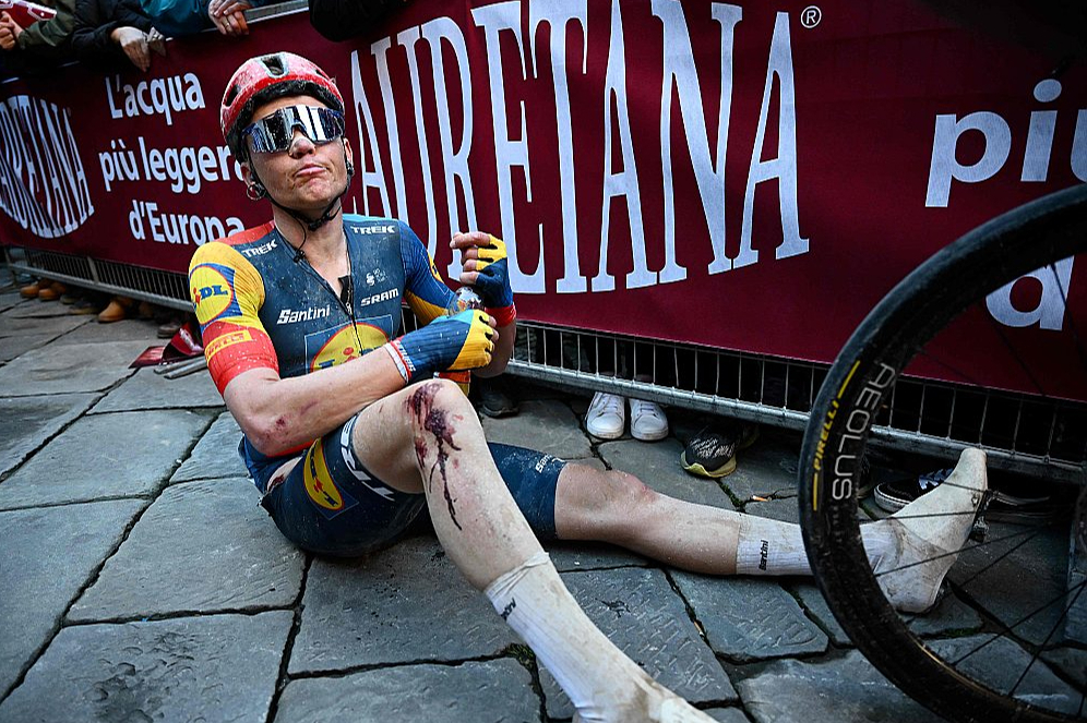 Toms Skujiņš pēc fiziski smagā pārbaudījuma vienas dienas sacensībās "Strade Bianche". Izcīnītā otrā vieta ir 32 gadus vecā carnikavieša lielākais panākums līdzšinējā karjerā.