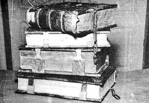 Akadēmiskās bibliotēkas pirmās grāmatas.