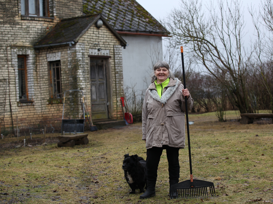 Ruta
Ziemele ar uzticamo Kurmīti pie mājas, uz kuru 2000. gadā no Rīgas
pārnāca dzīvot ar vīru. Desmit gadus viņa ir īpašuma vienīgā
saimniece.