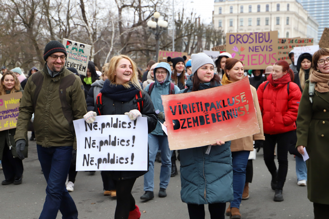 Centra "Marta" rīkots Sieviešu solidaritātes gājiens pret vardarbību no Brīvības pieminekļa līdz Jēkaba laukumam.