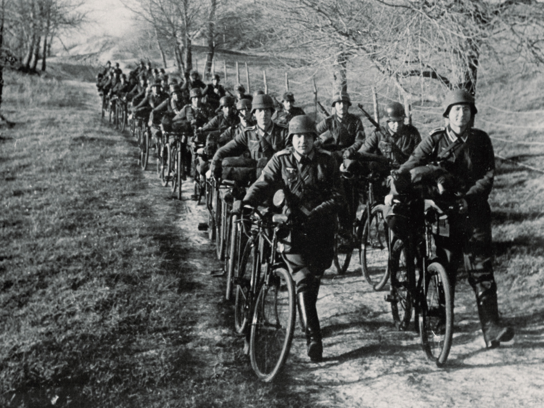 Nacistu propagandas attēlā – vērmahta velosipēdistu vienības dalībnieki Rietumu frontē. Publicēts 1941. gada janvārī.