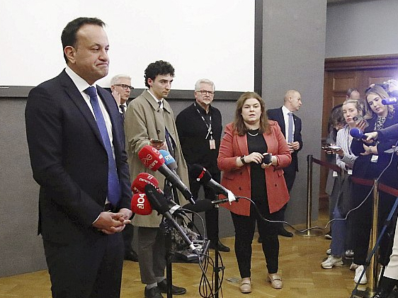 Īrijas premjerministrs Leo Varadkars preses konferencē Dublinā sestdien atzina, ka referendumā noraidīti valdības rosinātie konstitūcijas grozījumi par ģimenes definīcijas paplašināšanu un sievietes lomas definīcijas maiņu.