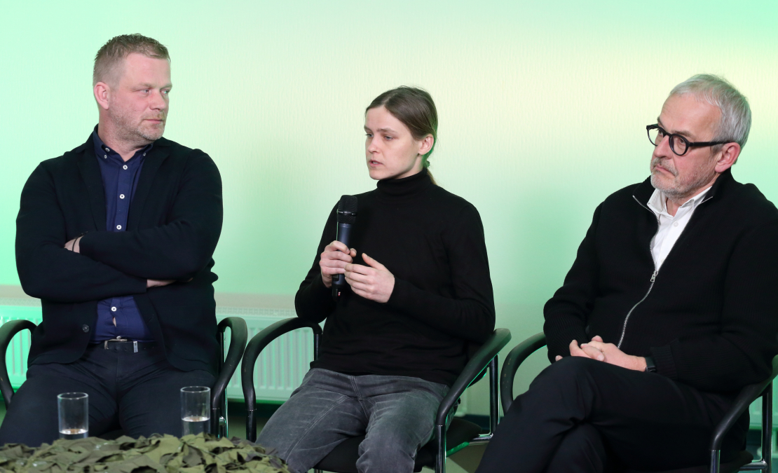 Diskusijā piedalās: Roberts Zīle (NA), Edmunds Zivtiņš (LPV), Reinis Pozņaks (AS), Dr. theol. Anita Stašulāne (Daugavpils universitātes profesore), Dr.paed., prof. Jānis Dzerviniks (RTA Reģionālistikas zinātniskā institūta direktors), Mareks Hoņavko (Valsts robežsardzes Atgriešanas un patvēruma lietu nodaļas priekšnieks), Anna E. Griķe (biedrība “Gribu palīdzēt bēgļiem”), Diāna Selecka (aktīviste), Eva Kiršteine (mesesamkopa.eu līdere).
