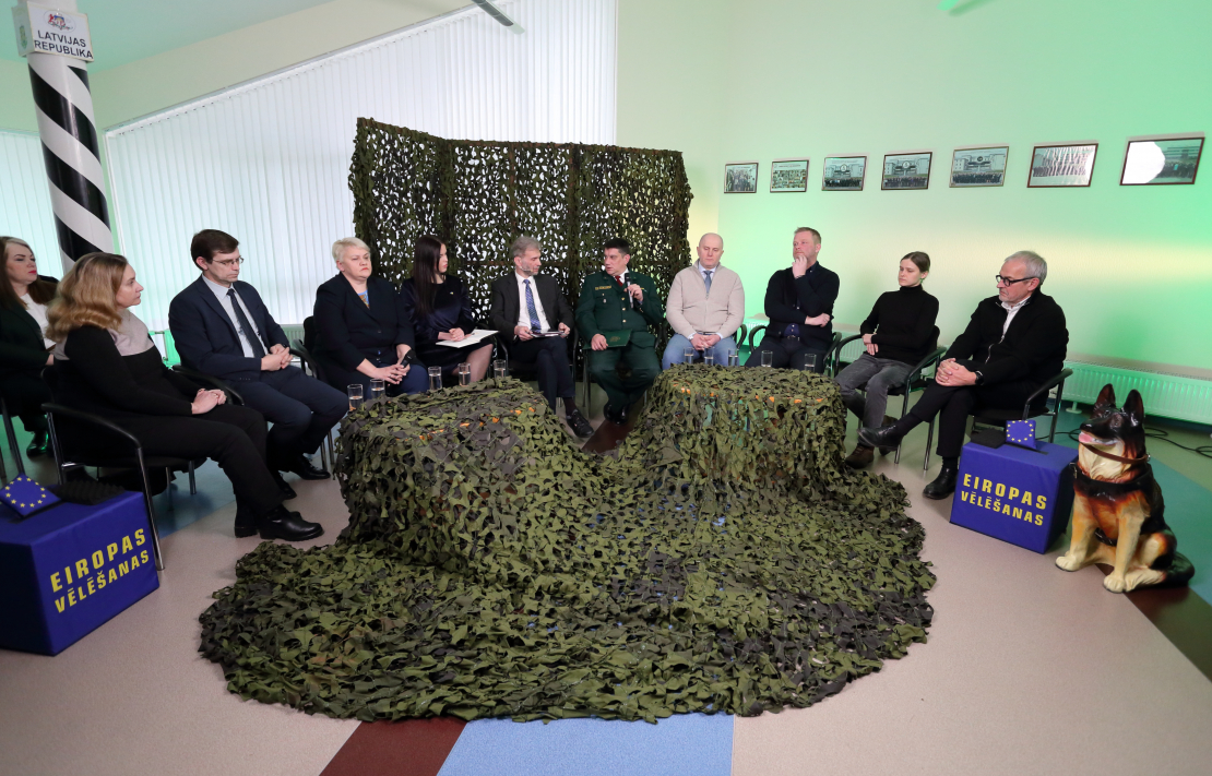 Diskusijā piedalās: Roberts Zīle (NA), Edmunds Zivtiņš (LPV), Reinis Pozņaks (AS), Dr. theol. Anita Stašulāne (Daugavpils universitātes profesore), Dr.paed., prof. Jānis Dzerviniks (RTA Reģionālistikas zinātniskā institūta direktors), Mareks Hoņavko (Valsts robežsardzes Atgriešanas un patvēruma lietu nodaļas priekšnieks), Anna E. Griķe (biedrība “Gribu palīdzēt bēgļiem”), Diāna Selecka (aktīviste), Eva Kiršteine (mesesamkopa.eu līdere).