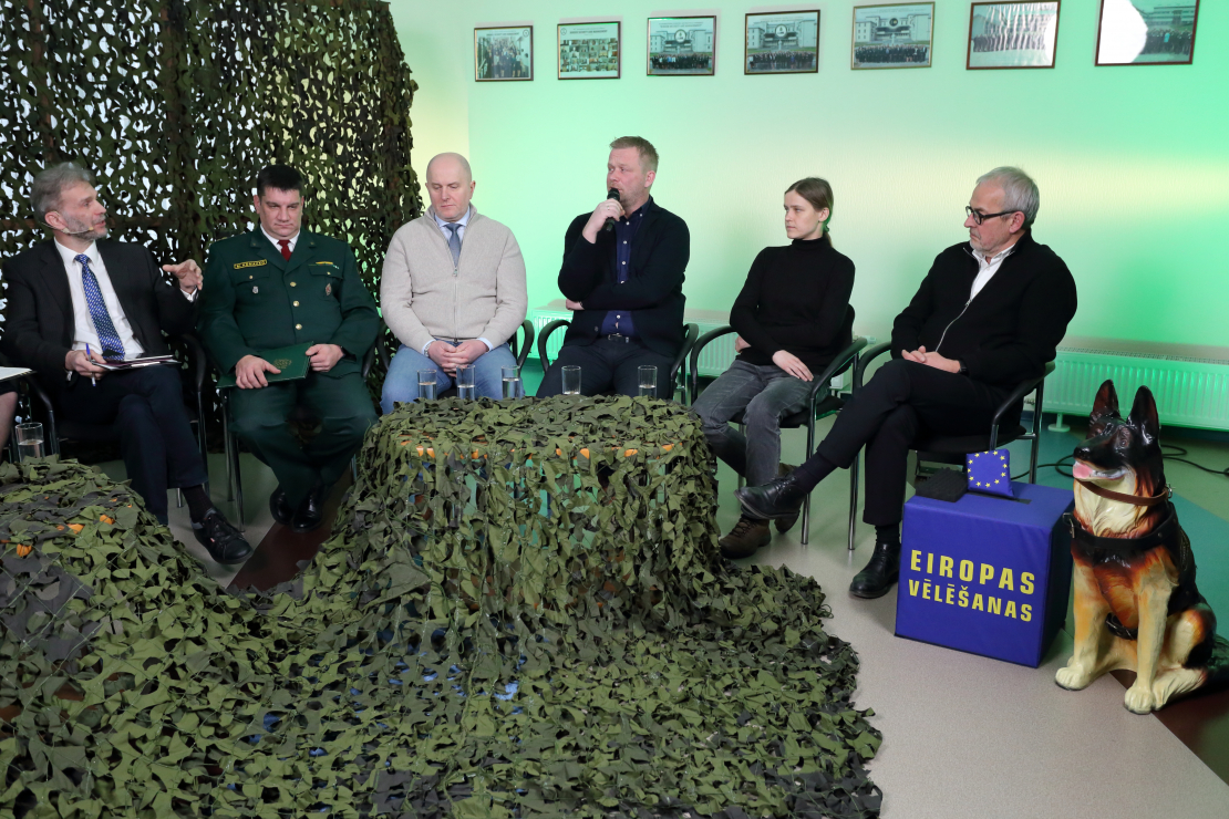 Diskusijā piedalās: Roberts Zīle (NA), Edmunds Zivtiņš (LPV), Reinis Pozņaks (AS), Dr. theol. Anita Stašulāne (Daugavpils universitātes profesore), Dr.paed., prof. Jānis Dzerviniks (RTA Reģionālistikas zinātniskā institūta direktors), Mareks Hoņavko (Valsts robežsardzes Atgriešanas un patvēruma lietu nodaļas priekšnieks), Anna E. Griķe (biedrība “Gribu palīdzēt bēgļiem”), Diāna Selecka (aktīviste), Eva Kiršteine (mesesamkopa.eu līdere).