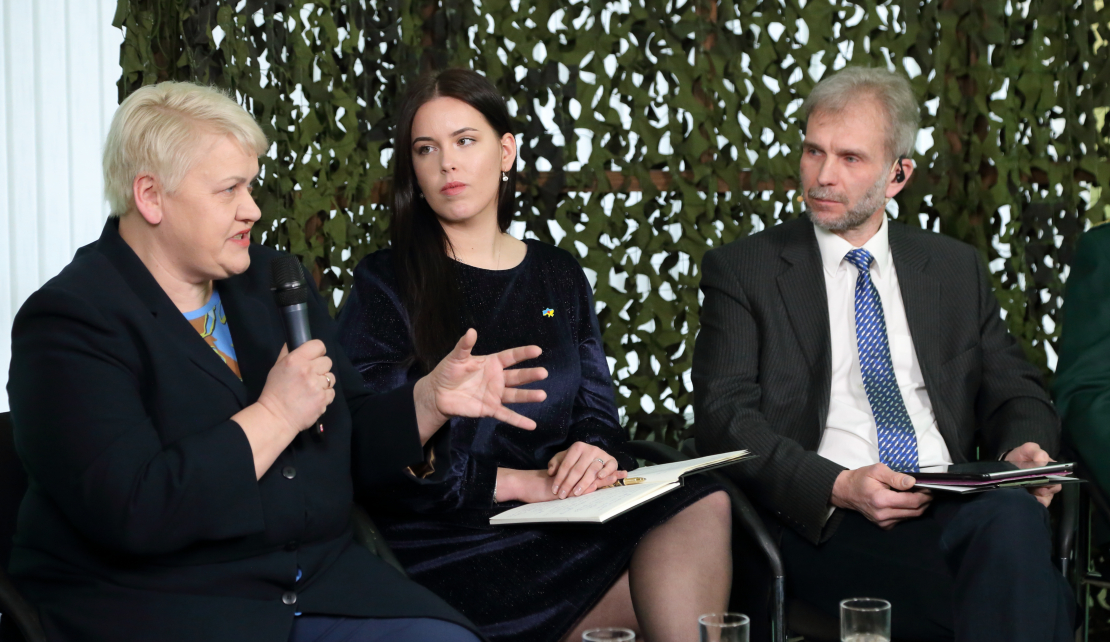 Diskusijā piedalās: Roberts Zīle (NA), Edmunds Zivtiņš (LPV), Reinis Pozņaks (AS), Dr. theol. Anita Stašulāne (Daugavpils universitātes profesore), Dr.paed., prof. Jānis Dzerviniks (RTA Reģionālistikas zinātniskā institūta direktors), Mareks Hoņavko (Valsts robežsardzes Atgriešanas un patvēruma lietu nodaļas priekšnieks), Anna E. Griķe (biedrība “Gribu palīdzēt bēgļiem”), Diāna Selecka (aktīviste), Eva Kiršteine (mesesamkopa.eu līdere).