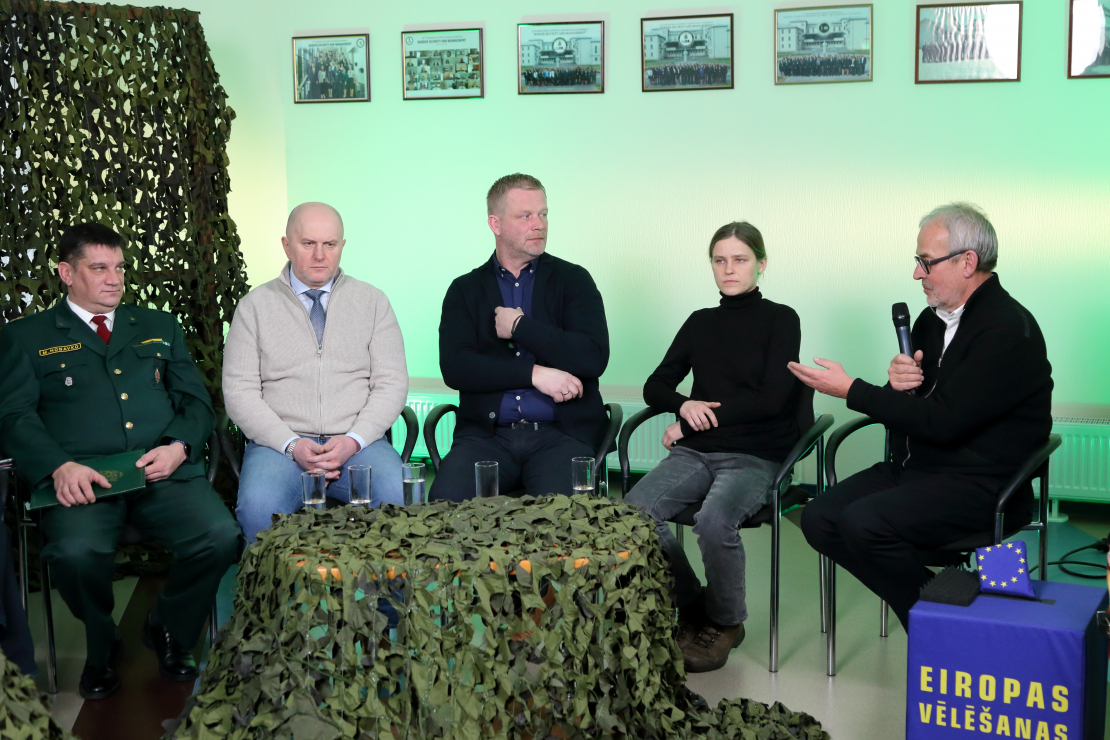 Diskusijā piedalās: Roberts Zīle (NA), Edmunds Zivtiņš (LPV), Reinis Pozņaks (AS), Dr. theol. Anita Stašulāne (Daugavpils universitātes profesore), Dr.paed., prof. Jānis Dzerviniks (RTA Reģionālistikas zinātniskā institūta direktors), Mareks Hoņavko (Valsts robežsardzes Atgriešanas un patvēruma lietu nodaļas priekšnieks), Anna E. Griķe (biedrība “Gribu palīdzēt bēgļiem”), Diāna Selecka (aktīviste), Eva Kiršteine (mesesamkopa.eu līdere).