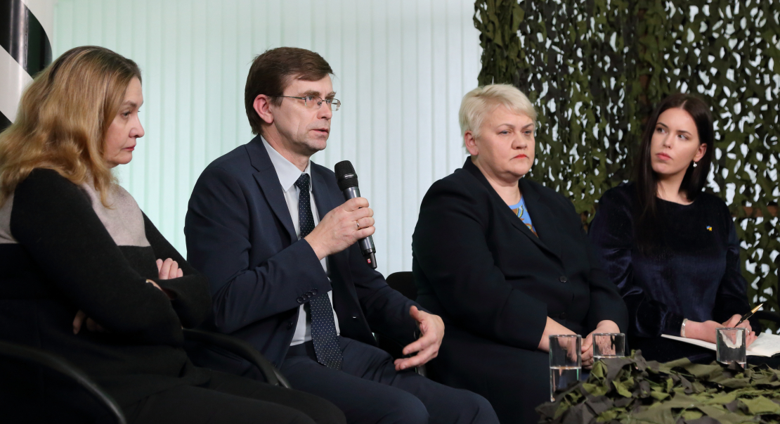 Diskusijā piedalās: Roberts Zīle (NA), Edmunds Zivtiņš (LPV), Reinis Pozņaks (AS), Dr. theol. Anita Stašulāne (Daugavpils universitātes profesore), Dr.paed., prof. Jānis Dzerviniks (RTA Reģionālistikas zinātniskā institūta direktors), Mareks Hoņavko (Valsts robežsardzes Atgriešanas un patvēruma lietu nodaļas priekšnieks), Anna E. Griķe (biedrība “Gribu palīdzēt bēgļiem”), Diāna Selecka (aktīviste), Eva Kiršteine (mesesamkopa.eu līdere).