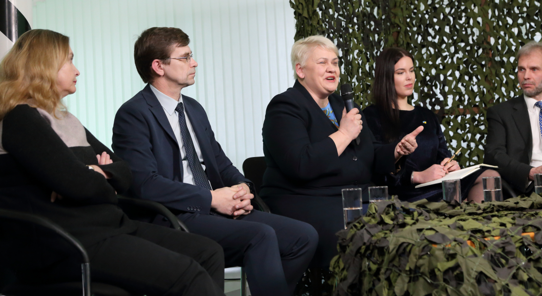 Diskusijā piedalās: Roberts Zīle (NA), Edmunds Zivtiņš (LPV), Reinis Pozņaks (AS), Dr. theol. Anita Stašulāne (Daugavpils universitātes profesore), Dr.paed., prof. Jānis Dzerviniks (RTA Reģionālistikas zinātniskā institūta direktors), Mareks Hoņavko (Valsts robežsardzes Atgriešanas un patvēruma lietu nodaļas priekšnieks), Anna E. Griķe (biedrība “Gribu palīdzēt bēgļiem”), Diāna Selecka (aktīviste), Eva Kiršteine (mesesamkopa.eu līdere).