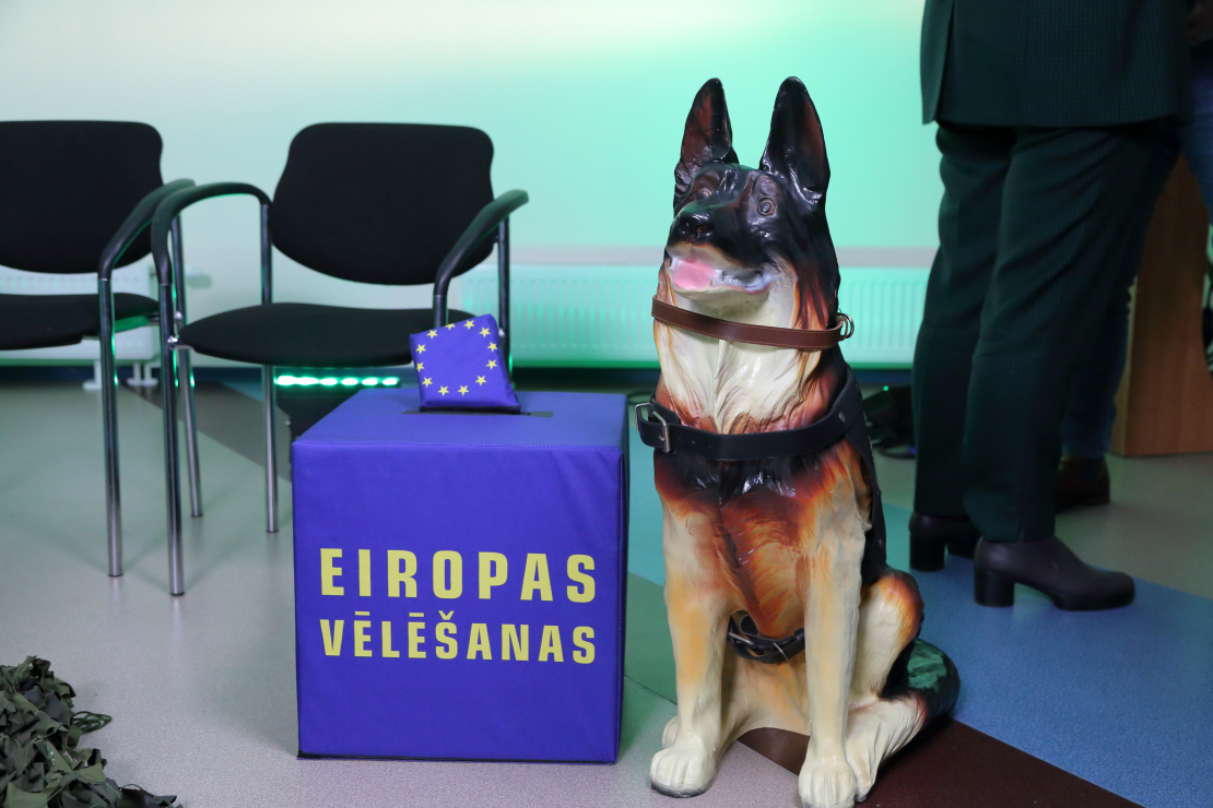 Diskusijā piedalās: Roberts Zīle (NA), Edmunds Zivtiņš (LPV), Reinis Pozņaks (AS), Dr. theol. Anita Stašulāne (Daugavpils universitātes profesore), Dr.paed., prof. Jānis Dzerviniks (RTA Reģionālistikas zinātniskā institūta direktors), Mareks Hoņavko (Valsts robežsardzes Atgriešanas un patvēruma lietu nodaļas priekšnieks), Anna E. Griķe (biedrība “Gribu palīdzēt bēgļiem”), Diāna Selecka (aktīviste), Eva Kiršteine (mesesamkopa.eu līdere).
